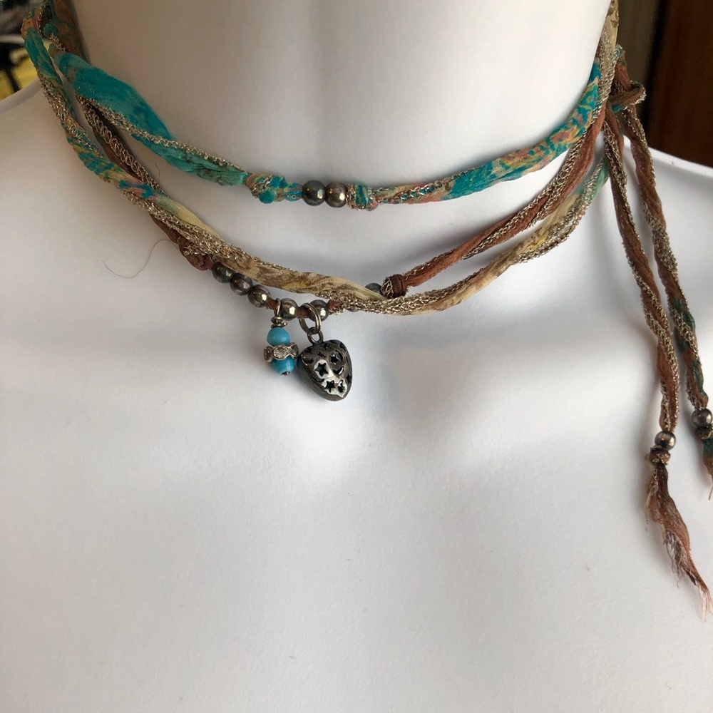 Johnny was necklace / Coker